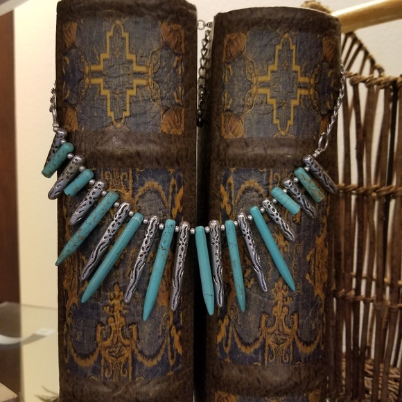 Other - Trendy torquise necklace